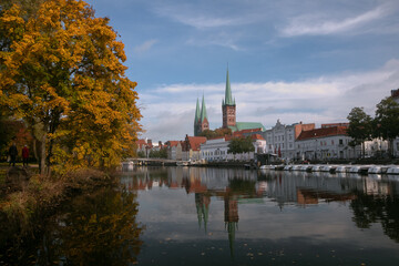 Fototapeta na wymiar Hansestadt Lübeck, Altstadt, Trave, Marienkirche, St. Peter Kirche