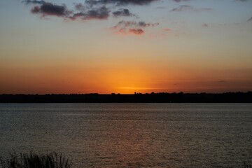 anochece en la laguna