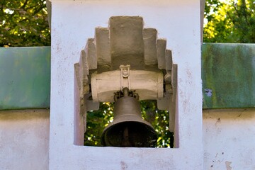 Obraz premium Bell in the old chapel in the cemetery.