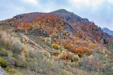 Vue sur la vallée du Biros en Ariège dans les Pyrénées