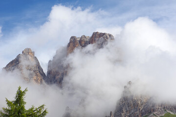 Dolomites dans la brume