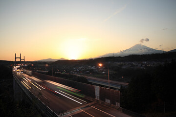 富士山と東名高速道路の夕暮れ