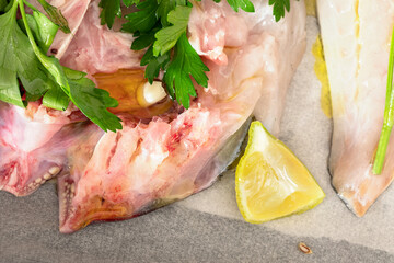 Raw gilthead bream seasoned with olive oil, lemon, garlic and parsley.