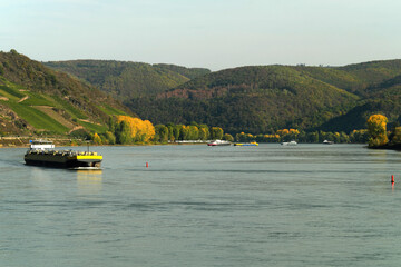 Frachtschiffe auf dem Rhein im Mittelrheintal zwischen Spay und Boppard - Stockfoto