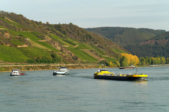 Frachtschiffe auf dem Rhein im Mittelrheintal zwischen Spay und Boppard und Weinberge im Hintergrund - Stockfoto
