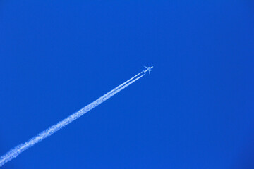 青空に描く飛行機雲