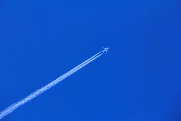 Fotobehang 青空に描く飛行機雲 © Paylessimages