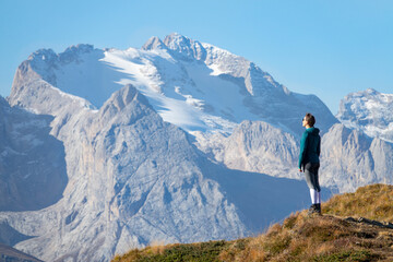 COPY SPACE: Social media influencer poses in front of a snowy mountain range