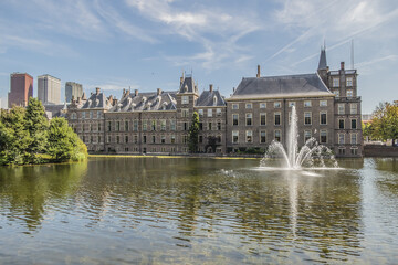 Naklejka premium Pond Hofvijver (Court Pond) near historical Binnenhof (Inner Court) in City center of The Hague. Den Haag (The Hague). Netherlands.