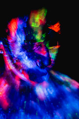 ilusión óptica de maquillaje fluorescente con luz negra o ultra violeta, visión abstracta de nebulosa