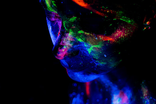 maquillaje fluorescente en modelo con luz violeta inspirado en la nebulosa 