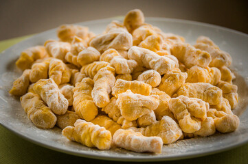 Gnocchi, Kürbisgnocchi, Teig, Teigmasse, Nocken, Spätzleteig, roh, italienische Küche,...