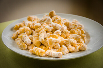 Gnocchi, Kürbisgnocchi, Teig, Teigmasse, Nocken, Spätzleteig, roh, italienische Küche, Spezialität, Kürbis, Herbst, Jahreszeit, Schweiz, Italien, Tessin