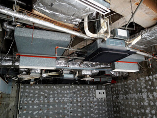 工事中のビルトインエアコン