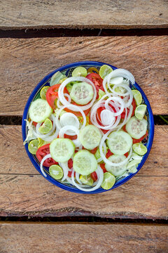 Ensalada de jitomate y pepinos sobre tablas