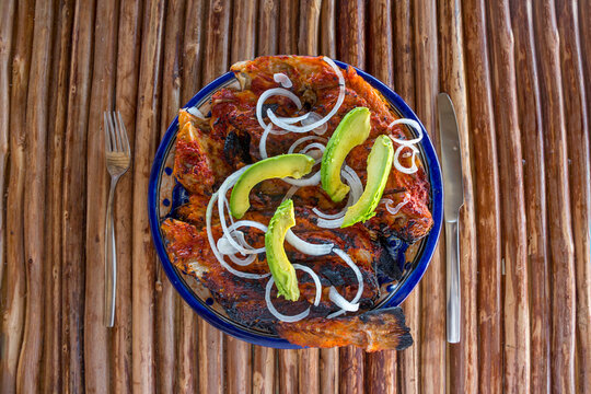 Pescado a la lecha enchilado con aguacate