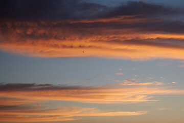 Fototapeta premium Cielo con nubes de colores