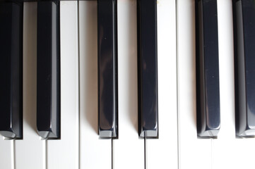 Naklejka premium Black and white piano keys