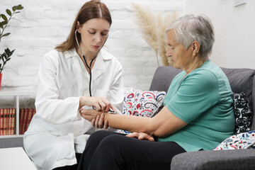 Obraz premium Medical worker use stethoscope to examine pulse rate on senior patient. Health care check up. 