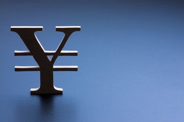 円