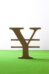 円