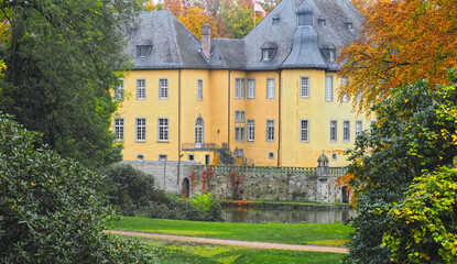 Fototapeta na wymiar Yellow water castle Schloss Dyck in Germany