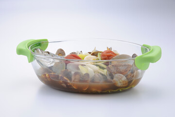 耐熱皿でのアサリと魚料理