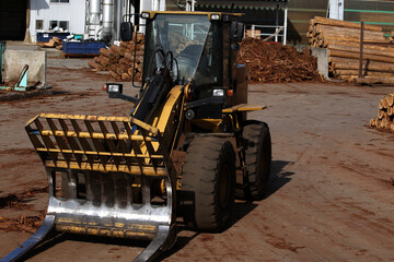 丸太を運ぶブルドーザー