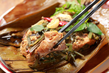 ミャンマー　カチン料理の川魚包み蒸し