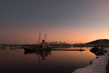 Fototapeta na wymiar sunset in harbor