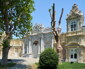 Obraz premium Gate of the Sultan (Saltanat Kapısı) of Dolmabahce Palace. Istanbul. Turkey