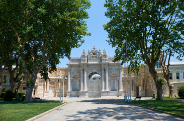 Obraz premium Gate of the Sultan (Saltanat Kapısı) of Dolmabahce Palace. Istanbul. Turkey
