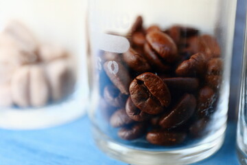 小瓶に入ったコーヒー豆