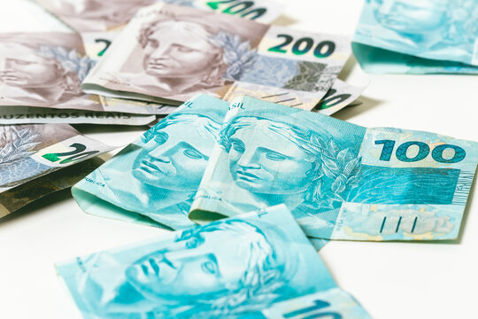 Real Brasileiro, Dinheiro do Brasil. Várias cédulas de banco do dinheiro brasileiro isoladas em fundo branco. Riqueza, prosperidade e investimentos.