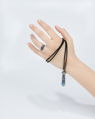 Sesión de fotos de manos con joyas en fondo blanco