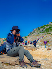 長野県木曽駒ケ岳　休憩をするカメラマン
