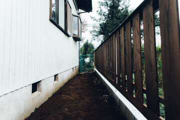 台風被害で何度壊れてもその都度作り直す簡易な板塀