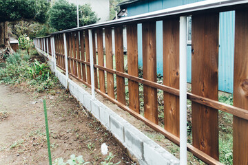 台風被害で何度壊れてもその都度作り直す簡易な板塀