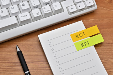 A sticky note with the words "KPI" and "KGI" stamped on the side of the checklist.