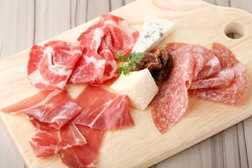 生ハムサラミ盛り合わせ