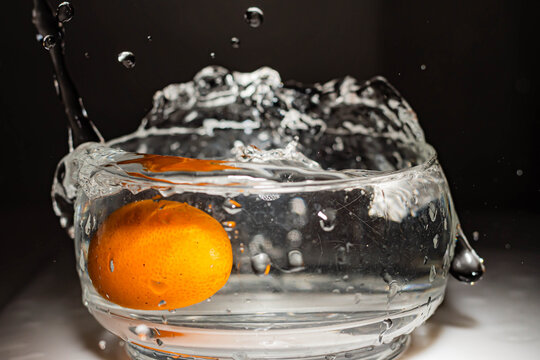 fruta quinoto naranja  cae en alta velocidad en compotera de cristal para hacer dulce o mermelada cordoba argentina