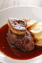 牛フィレ肉ロッシーニ風フォワグラのせ