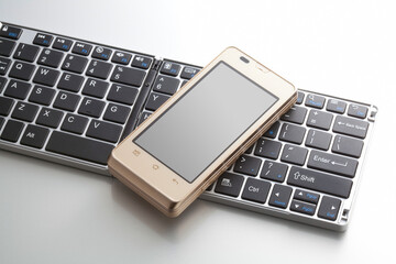 スマートフォンとキーボード