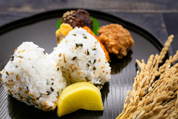 おにぎりと稲穂