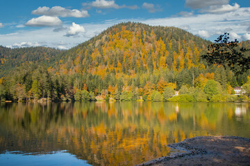Lac de Retournemer in den Vogesen im Herbst