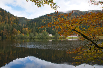 Lac de Retournemer in den Vogesen im Herbst