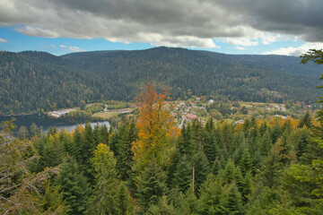 Blick auf den Lac de Gerardmer in den Vogesen im Herbst