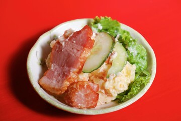 日本風ベーコンポテトサラダ　赤背景