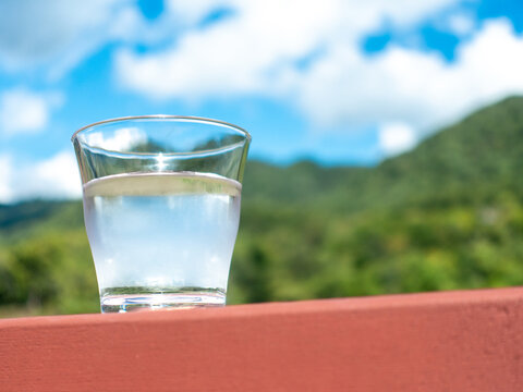 一杯の冷たい水 / 水分補給のイメージ