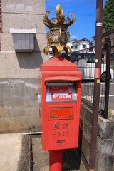 灯籠が乗ったポスト